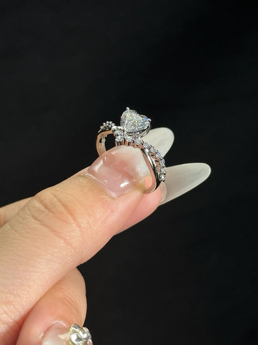 Leaning Heart | Wavy Twist Arm Heart Cut Diamond Ring Setting