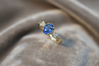 The Vintage Kiss | Vintage Three-Stone Ring Setting