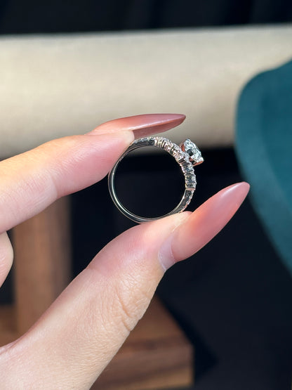 Wings of LighT | V-shaped pavé band