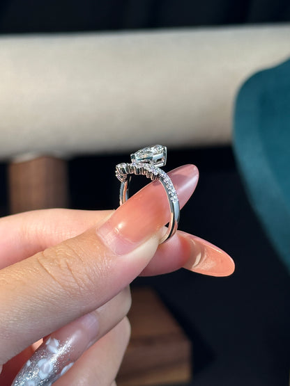 Wings of LighT | V-shaped pavé band