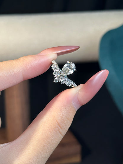 Wings of LighT | V-shaped pavé band