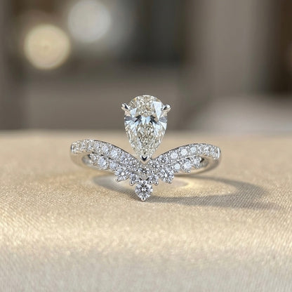Wings of LighT | V-shaped pavé band