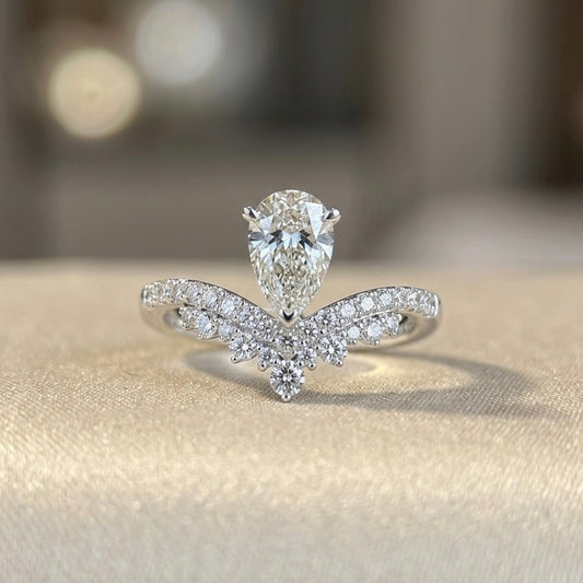 Wings of LighT | V-shaped pavé band