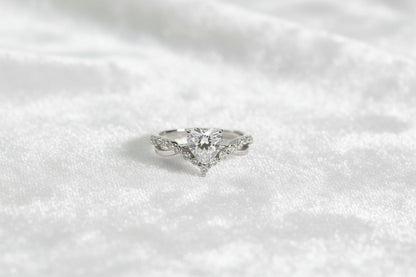 Leaning Heart | Wavy Twist Arm Heart Cut Diamond Ring Setting