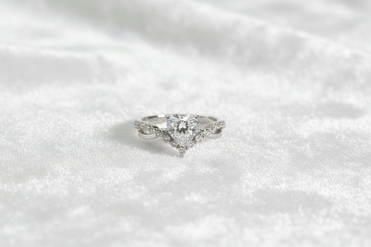 Leaning Heart | Wavy Twist Arm Heart Cut Diamond Ring Setting