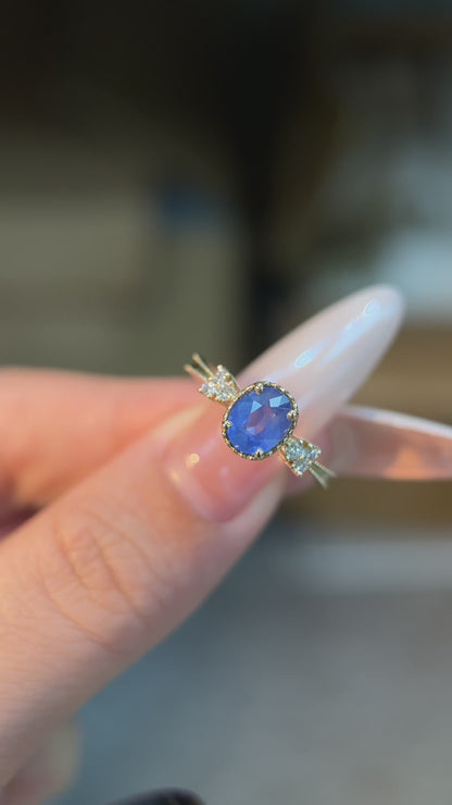 The Vintage Kiss | Vintage Three-Stone Ring Setting